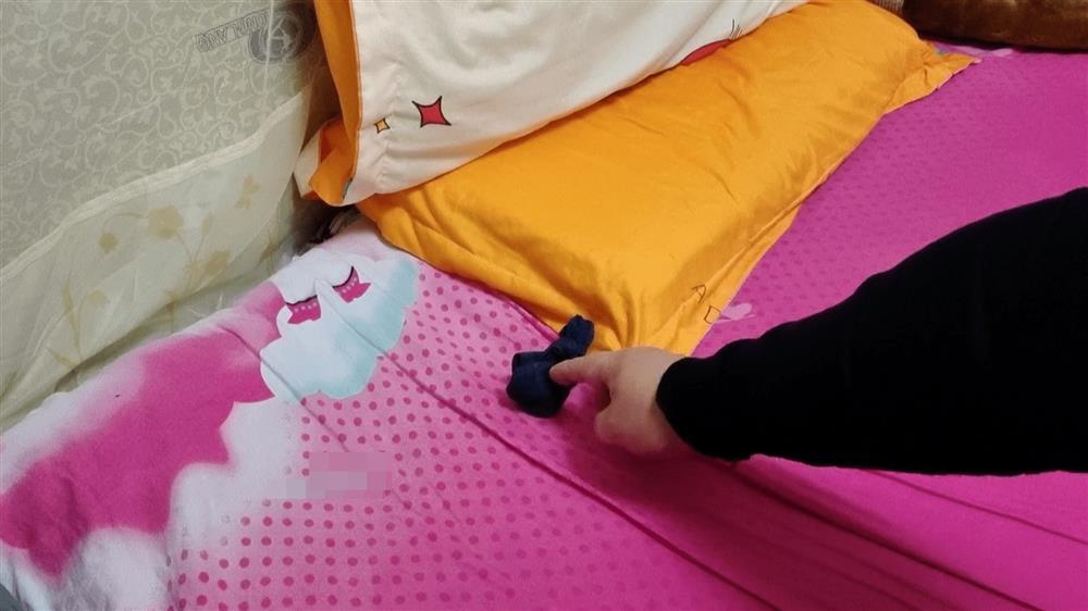 Khi ngủ nhớ lót một chiếc tất dưới gối, sau khi đọc xong bạn sẽ bất ngờ với công dụng này-7