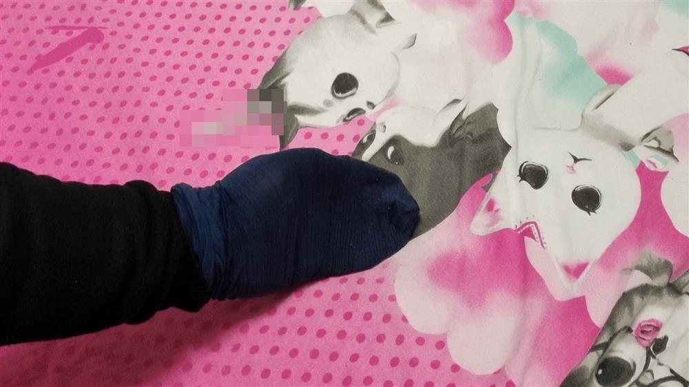 Khi ngủ nhớ lót một chiếc tất dưới gối, sau khi đọc xong bạn sẽ bất ngờ với công dụng này-6