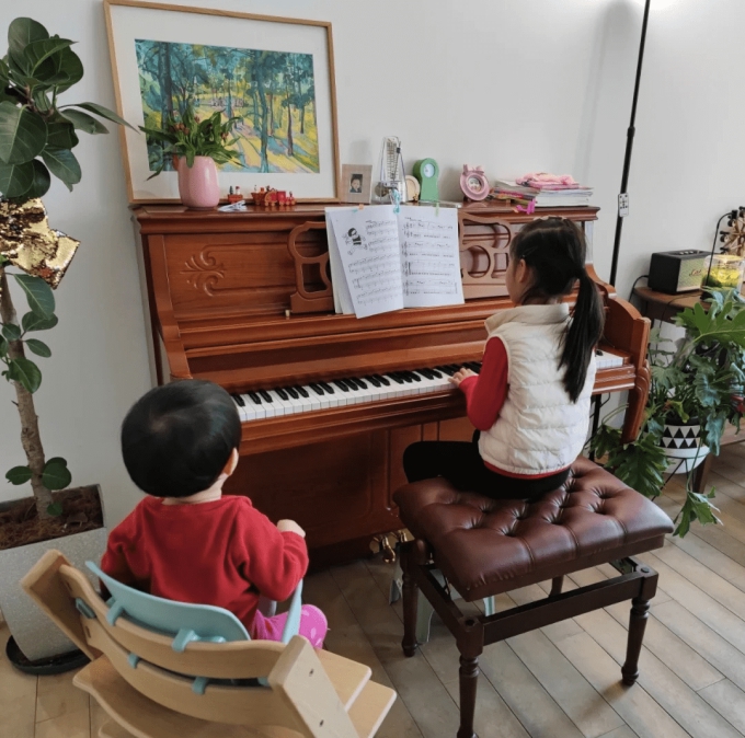 Nàng hậu học giỏi từ chối đại gia, kết hôn với người bình thường, chỉ làm một hành động trên MXH mà được khen dạy con khéo-4
