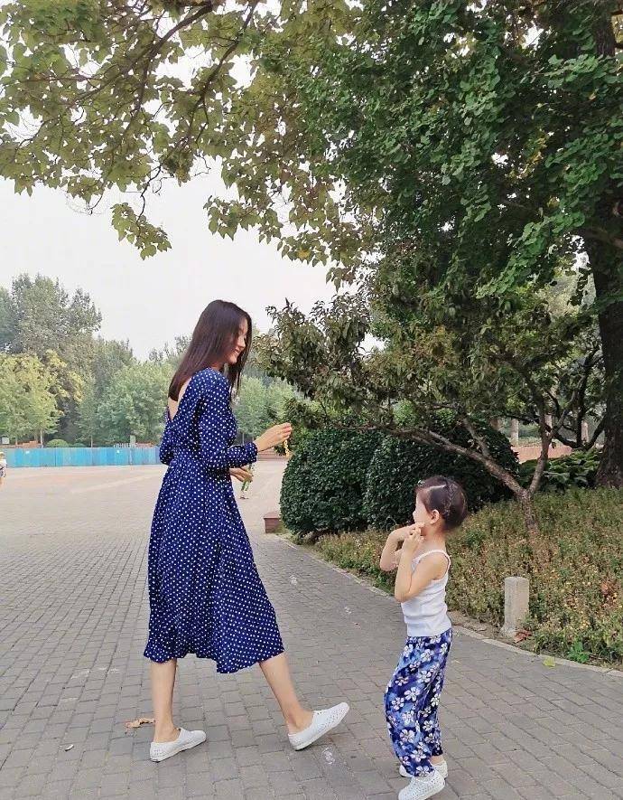 Nàng hậu học giỏi từ chối đại gia, kết hôn với người bình thường, chỉ làm một hành động trên MXH mà được khen dạy con khéo-6