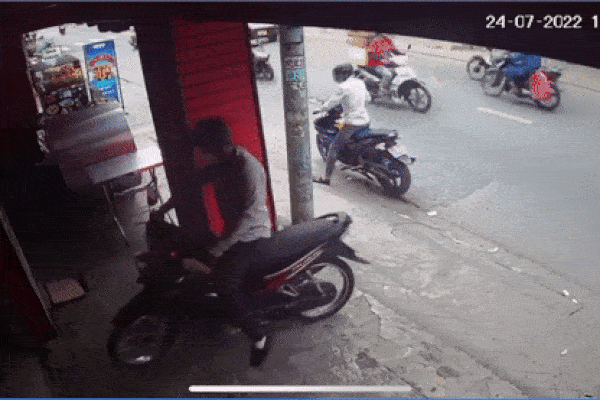 TP.HCM: Cô gái 19 tuổi bị kẻ trộm xe máy kéo ngã sõng soài trên đường