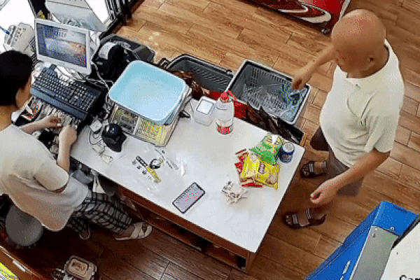 Người đàn ông thản nhiên 'thó' chiếc điện thoại ngay trước mặt chủ quán