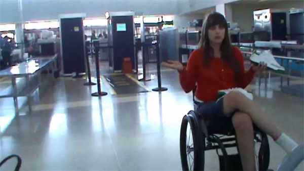 Học từ TikTok, du khách dùng trò ngồi xe lăn để né xếp hàng ở sân bay đông đúc-1