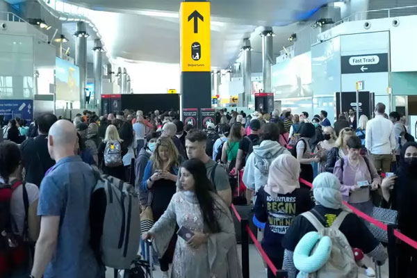 Học từ TikTok, du khách dùng trò ngồi xe lăn để né xếp hàng ở sân bay đông đúc-2