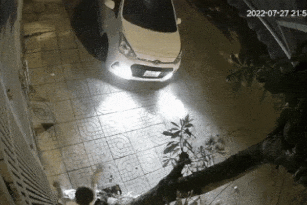 Làm 'lơ' xe cho chồng và cái kết khiến người phụ nữ... 'chừa đến già'