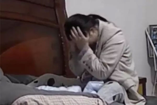 Ở cữ bị mẹ chồng cấm bật điều hòa, con dâu tự tát vào mặt mình-1