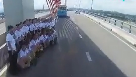 Ôtô tải suýt tông nhóm 20 người dàn hàng chụp ảnh trên cầu Cửa Hội-1