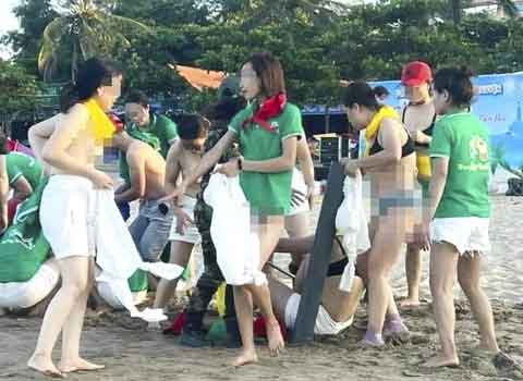Nhóm nữ du khách cởi áo ngực khi chơi team building ở biển Cửa Lò-1