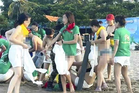 Nhóm nữ du khách cởi áo ngực khi chơi team building ở biển Cửa Lò