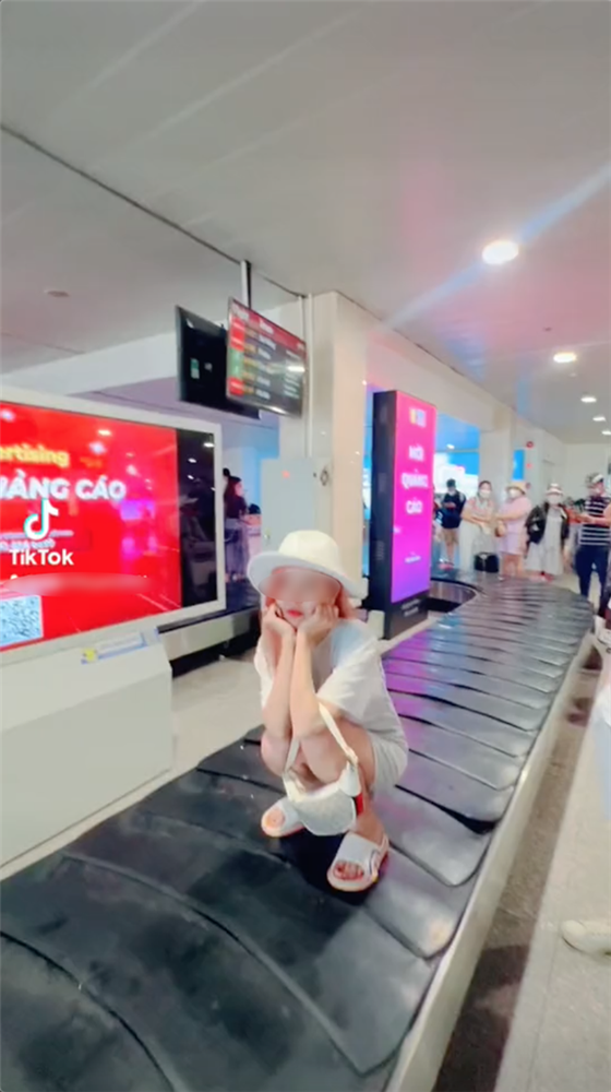 Clip: Hành khách ở Tân Sơn Nhất nói sẽ gọi ngay nhân viên an ninh, đề nghị cấm bay những TikToker làm trò-3