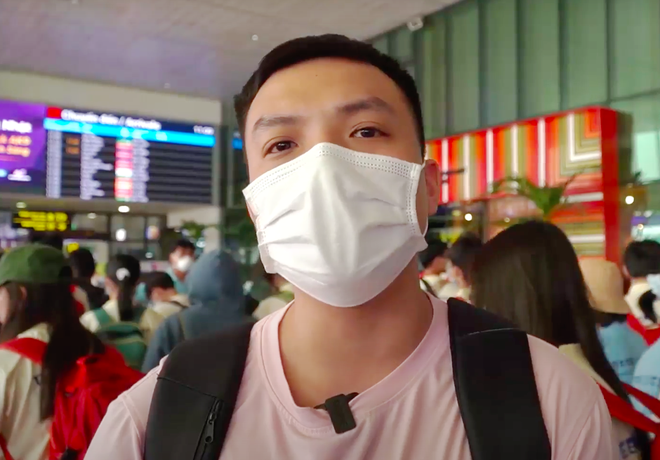 Clip: Hành khách ở Tân Sơn Nhất nói sẽ gọi ngay nhân viên an ninh, đề nghị cấm bay những TikToker làm trò-7