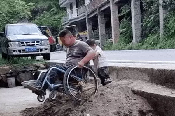 Cậu bé 2 tuổi đẩy xe lăn giúp bố bỗng nổi tiếng khắp mạng xã hội-2