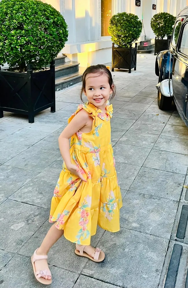 Lan Phương là cao thủ ngoại ngữ, giờ con gái cô mới 4 tuổi cũng đọc sách Tiếng Anh vanh vách: Nghe nữ diễn viên chia sẻ cách dạy con mà nể-2