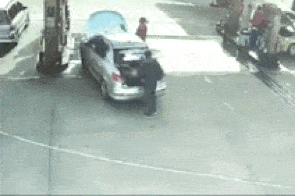 Nghịch bật lửa khi đang bơm xăng, nam tài xế bị phen nhớ đời-1