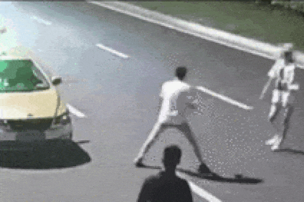 Kéo bạn trai ra giữa đường cãi nhau, cô gái bị ô tô đâm bay, tử vong ngay sau đó