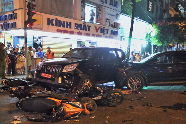 Vụ 4 ôtô tông liên hoàn: Nạn nhân tử vong khi đi mua thuốc cho con-2