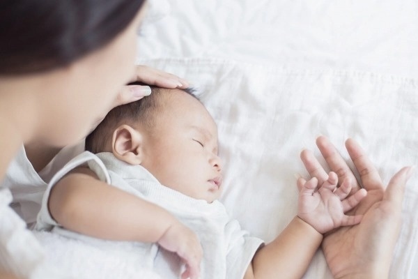 Trẻ bám mẹ như cái đuôi, không thấy người là khóc thét, thử ngay 4 cách sau để đối phó tình trạng con bện hơi-3