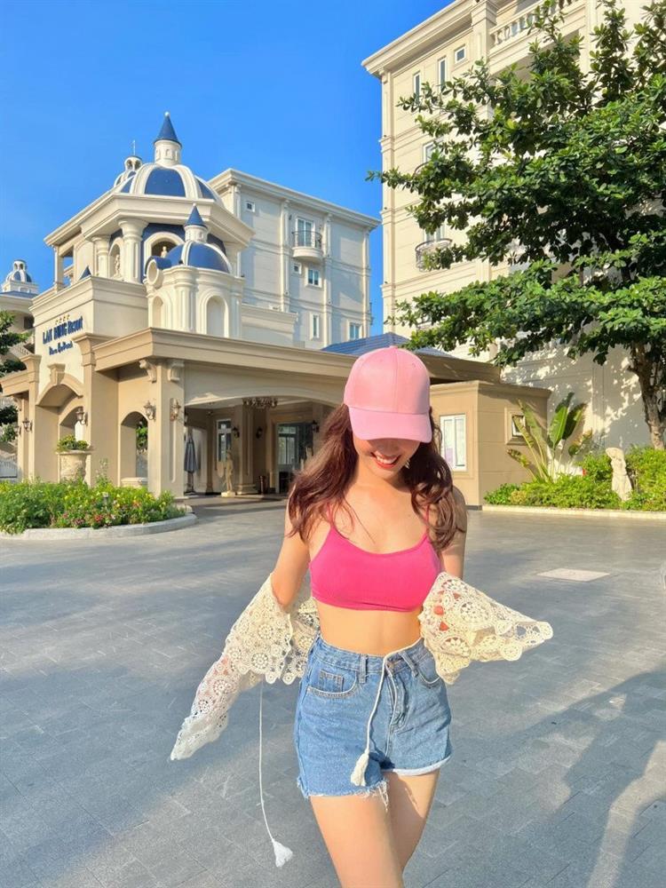 Tủ đồ hè toàn áo 2 dây croptop xinh hết nấc của Thúy Ngân-5