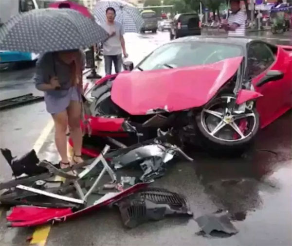 Vừa thuê Ferrari đi chơi, cô gái gây tai nạn khiến siêu xe bẹp rúm-2