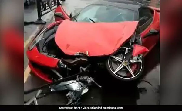 Vừa thuê Ferrari đi chơi, cô gái gây tai nạn khiến siêu xe bẹp rúm-3