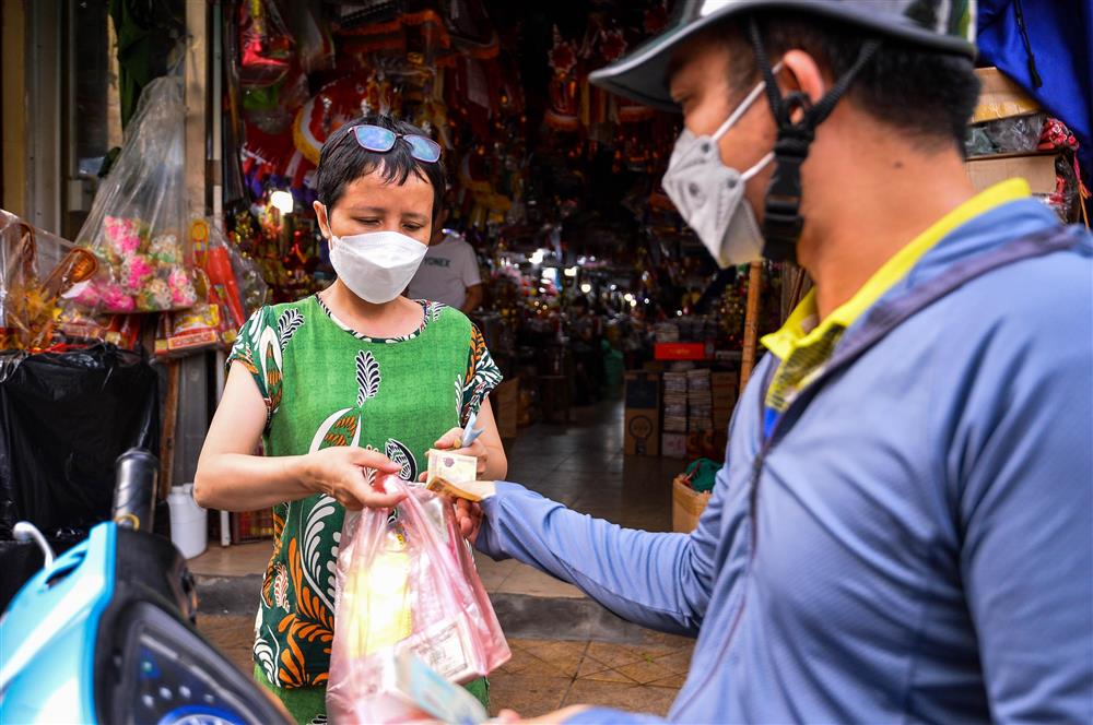 Hàng bán đồ cúng đông khách ngày đầu tháng cô hồn-11