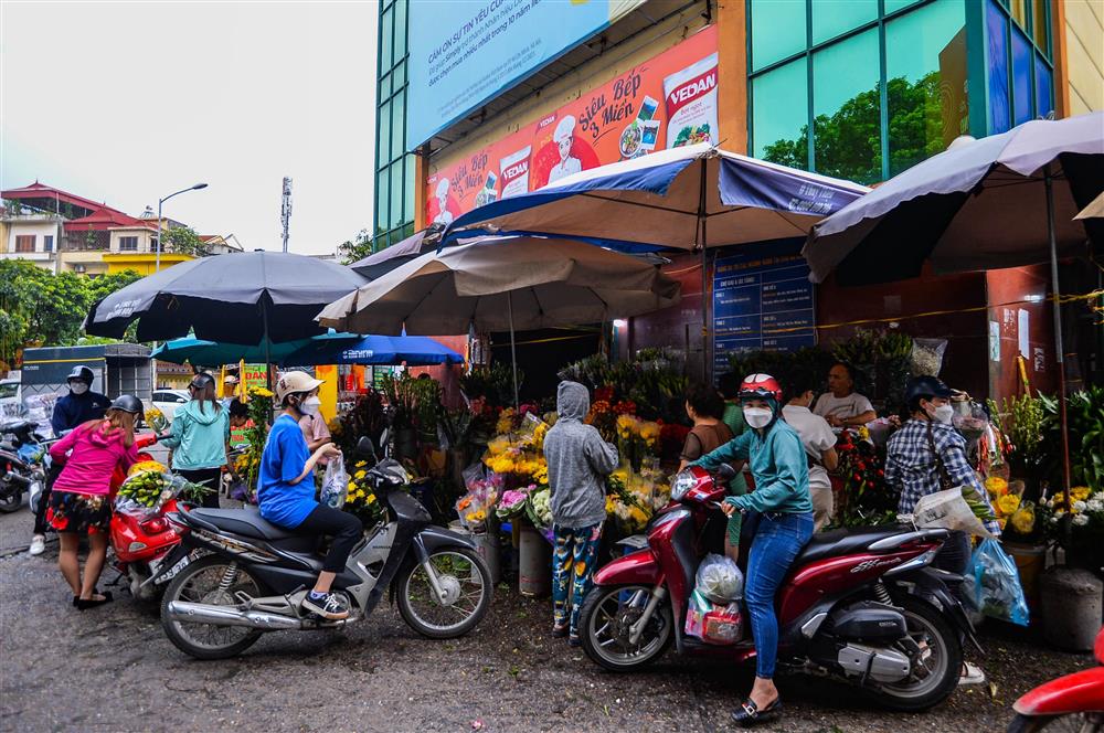 Hàng bán đồ cúng đông khách ngày đầu tháng cô hồn-2