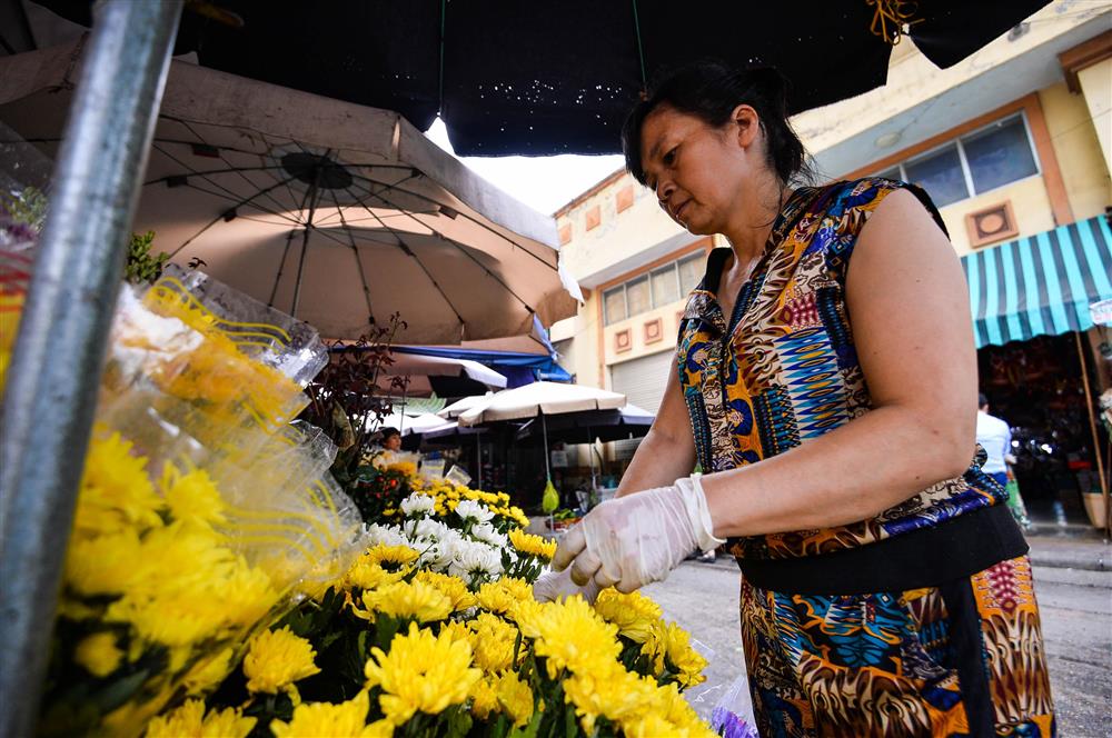Hàng bán đồ cúng đông khách ngày đầu tháng cô hồn-3