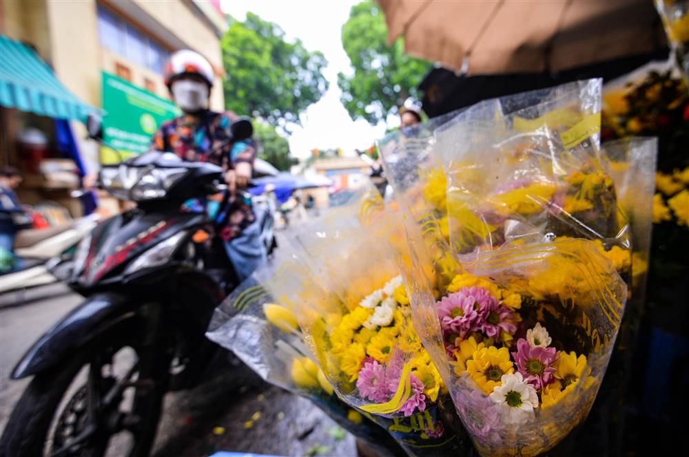 Hàng bán đồ cúng đông khách ngày đầu tháng cô hồn-4