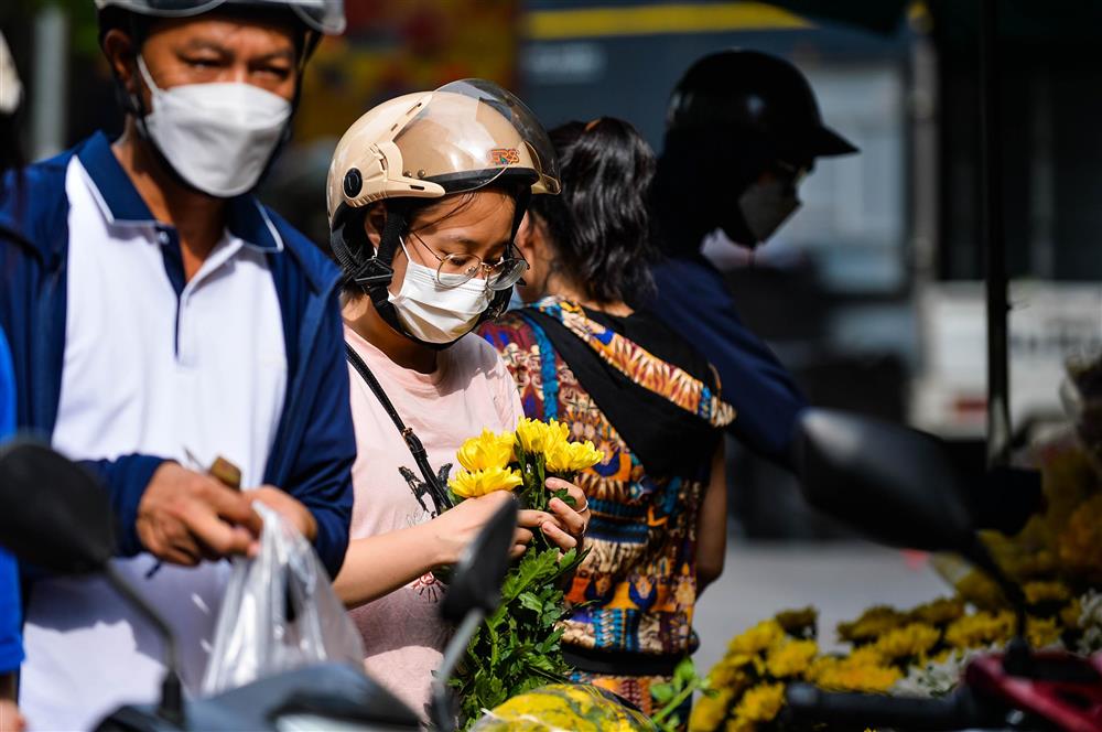 Hàng bán đồ cúng đông khách ngày đầu tháng cô hồn-7