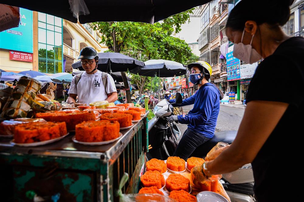 Hàng bán đồ cúng đông khách ngày đầu tháng cô hồn-8