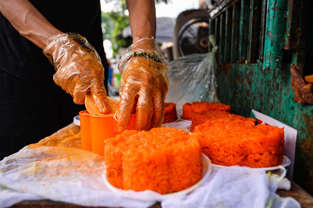 Hàng bán đồ cúng đông khách ngày đầu tháng cô hồn-9