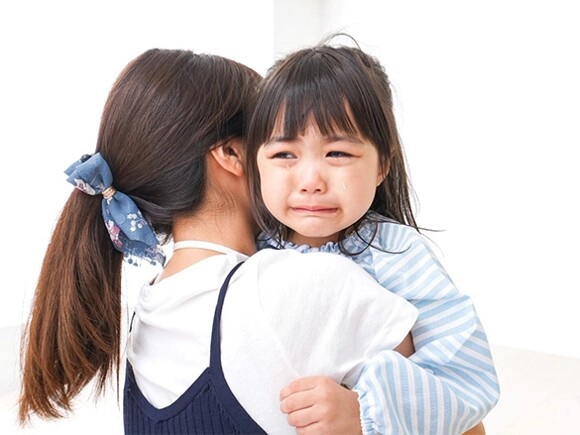 Trẻ bám mẹ như cái đuôi, không thấy người là khóc thét, thử ngay 4 cách sau để đối phó tình trạng con bện hơi-1