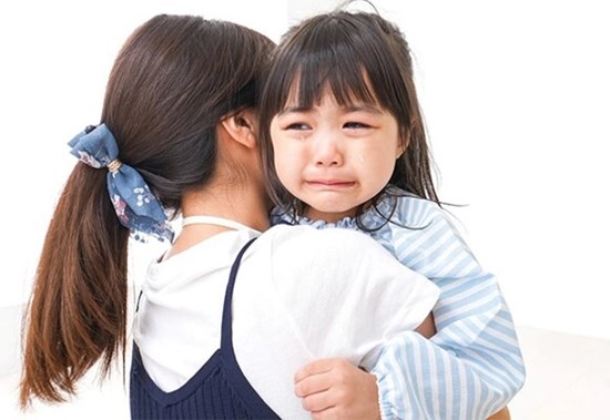 Trẻ bám mẹ như 