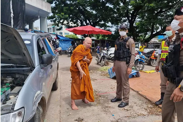 Nhà sư Thái Lan uống rượu rồi lái xe đi xin tiền-1