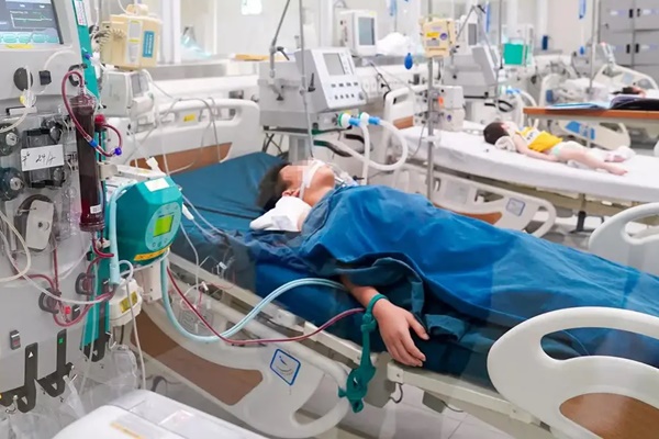 Bé trai Hà Nội đuối nước khi chơi ở bể bơi cùng gia đình-1