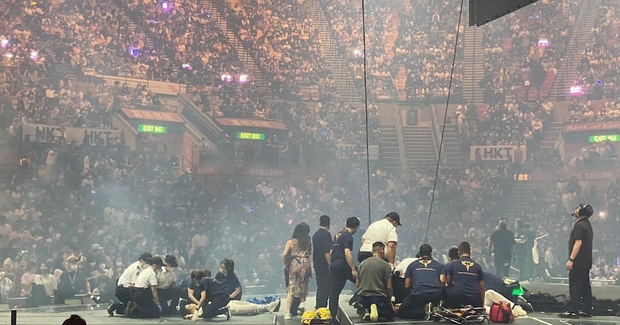 Hé lộ tình trạng của nam vũ công bị màn hình LED 600 kg rơi trúng người, 1 thành viên nhóm nhạc phải nhập viện-3