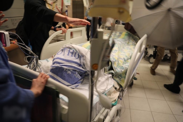 Hé lộ tình trạng của nam vũ công bị màn hình LED 600 kg rơi trúng người, 1 thành viên nhóm nhạc phải nhập viện-4