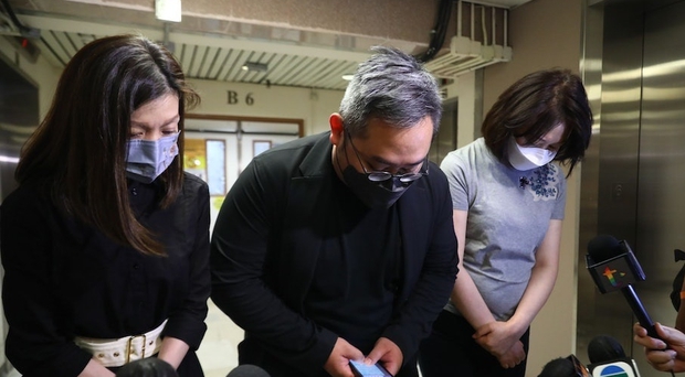 Hé lộ tình trạng của nam vũ công bị màn hình LED 600 kg rơi trúng người, 1 thành viên nhóm nhạc phải nhập viện-5