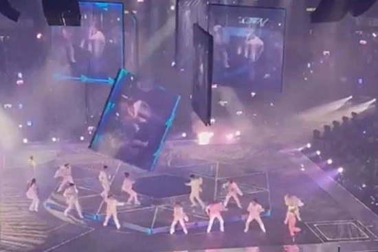 Hé lộ tình trạng của nam vũ công bị màn hình LED 600 kg rơi trúng người, 1 thành viên nhóm nhạc phải nhập viện