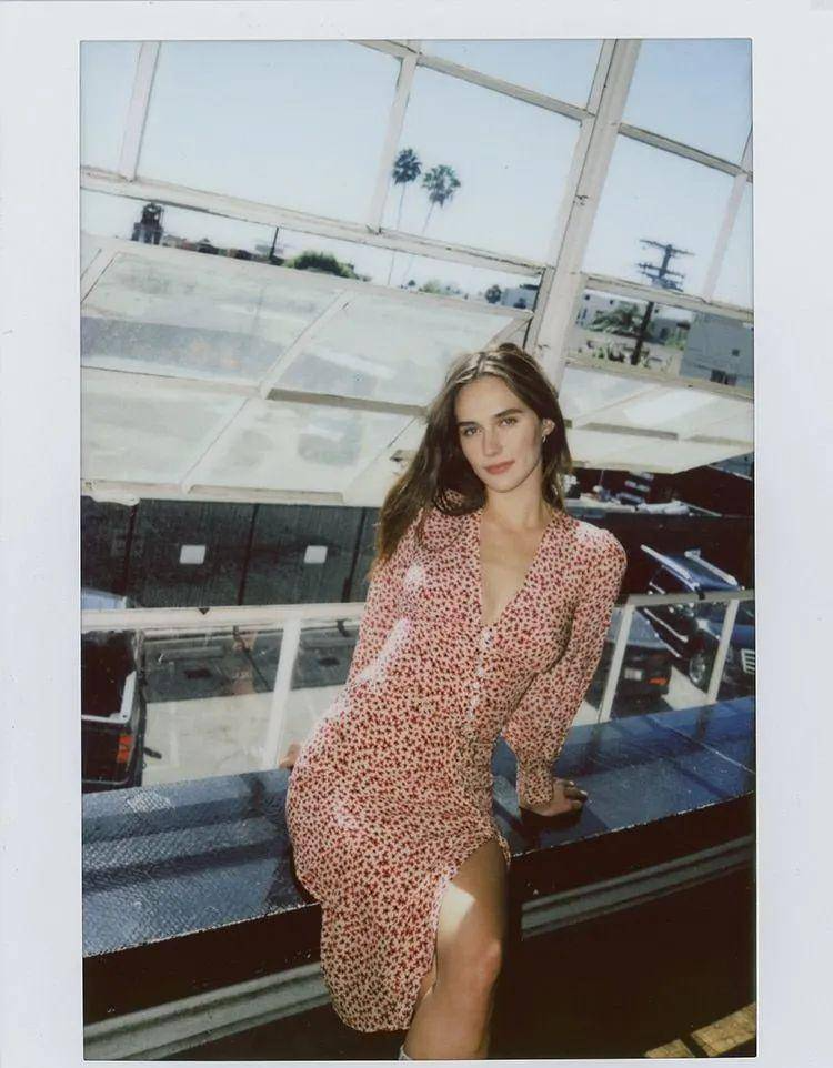 Kiểu váy liền này giúp che bụng mỡ triệt để, nàng nào diện lên cũng cao ráo thon gọn-5