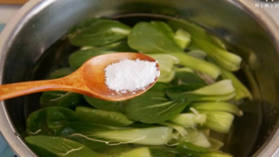 Ngâm rau với nước muối cho sạch hóa chất là sai: Đây mới là cách làm đúng để rau sạch, hết hóa chất-2