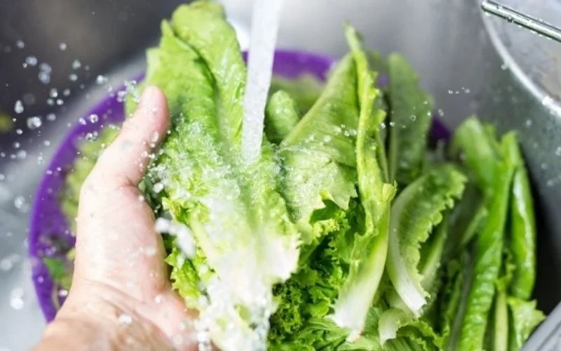 Ngâm rau với nước muối cho sạch hóa chất là sai: Đây mới là cách làm đúng để rau sạch, hết hóa chất-4