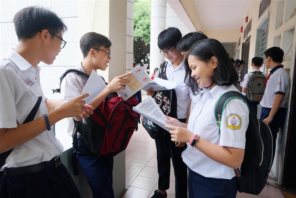 Đề xuất miễn toàn bộ học phí cho học sinh THCS trên toàn quốc: Miễn học phí nhưng đừng đẻ thêm phụ phí-2