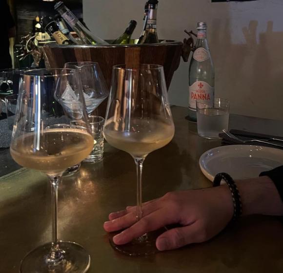 Sau tin đồn hẹn hò thiếu gia tập đoàn nghìn tỷ, Chi Pu tung ảnh lãng mạn với trai lạ giấu mặt như ngầm khẳng định đã có chủ-1