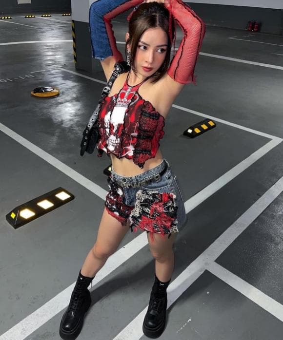 Sau tin đồn hẹn hò thiếu gia tập đoàn nghìn tỷ, Chi Pu tung ảnh lãng mạn với trai lạ giấu mặt như ngầm khẳng định đã có chủ-4