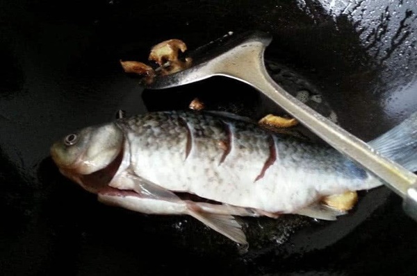 Bỏ gia vị này vào chảo, rán cá không bị bong da, sát chảo, có màu đẹp mắt-1