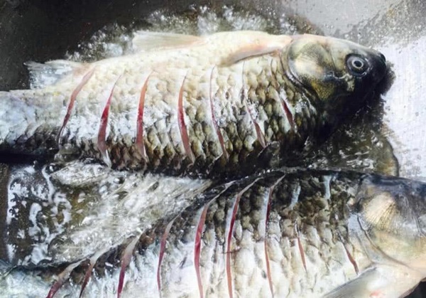 Bỏ gia vị này vào chảo, rán cá không bị bong da, sát chảo, có màu đẹp mắt-2