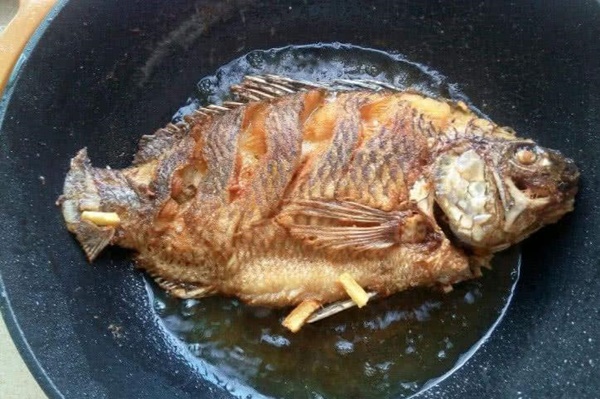 Bỏ gia vị này vào chảo, rán cá không bị bong da, sát chảo, có màu đẹp mắt-3