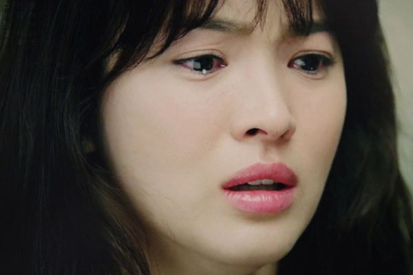 Lấy chồng kém mình gần chục tuổi, đêm tân hôn tôi ngồi cắn gối ấm ức phát khóc-1