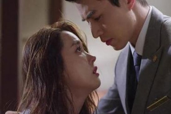 Lấy chồng kém mình gần chục tuổi, đêm tân hôn tôi ngồi cắn gối ấm ức phát khóc
